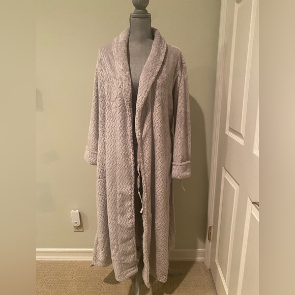 Natori Grey Geo Plush Robe NWT - Picture 5 of 8